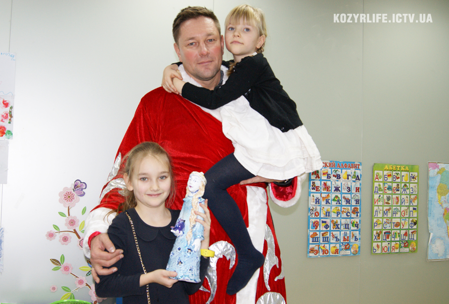 "Козирний татусь" Костянтин Стогній вже теж спробував себе в якості Діда Мороза "Козирний татусь" Костянтин Стогній вже теж спробував себе в якості Діда Мороза
