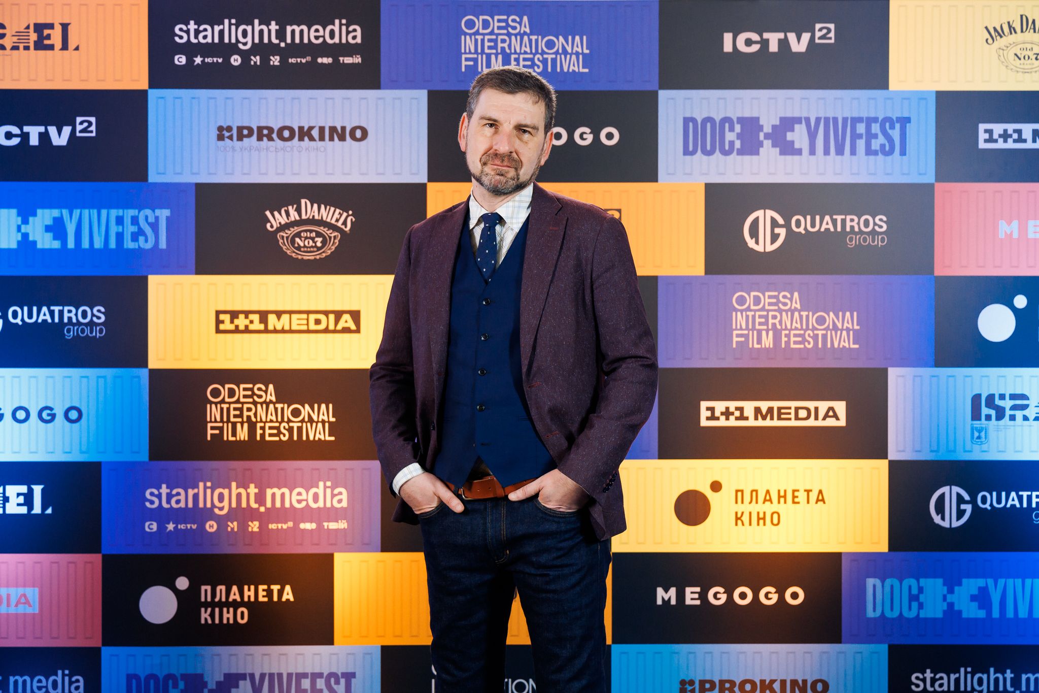 Церемонію відкриття Міжнародного фестивалю документального кіно Doc Kyiv Fest провели телеведучі ICTV і ICTV2 Вадим Карп’як та Григорій Герман