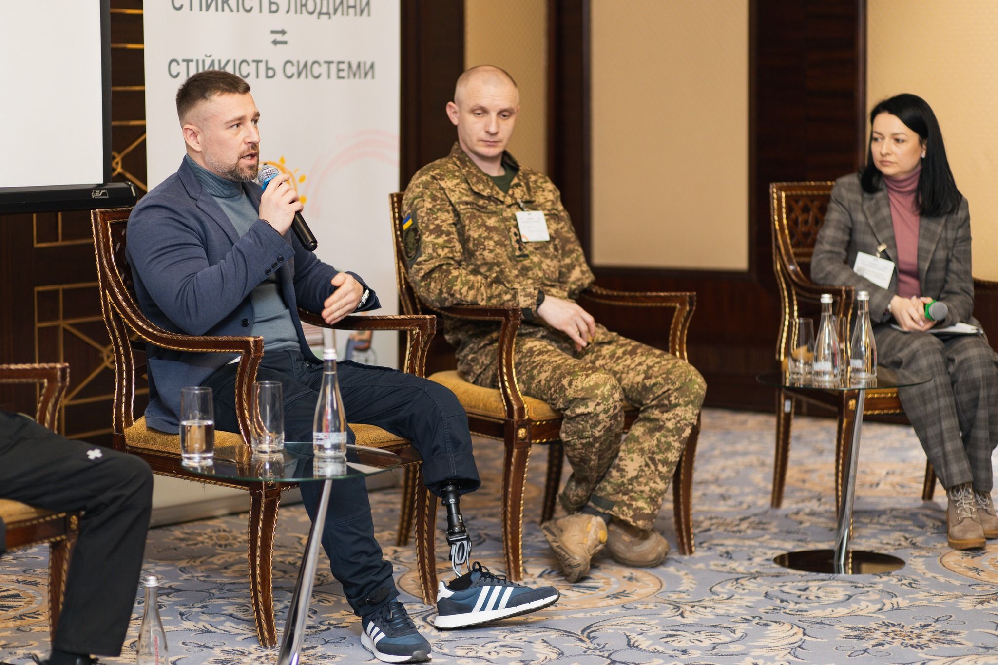 Телеведучий ICTV2 Олександр Швачка поділився успішним досвідом реабілітації важкопоранених ветеранів із суспільством на форумі за участі Першої леді