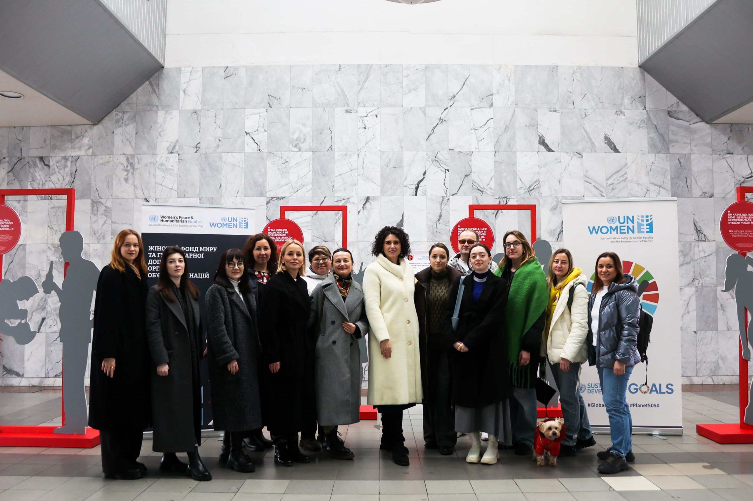 ГО «Дівчата» відкрила виставку «Зламай Тишу» на київському залізничному вокзалі