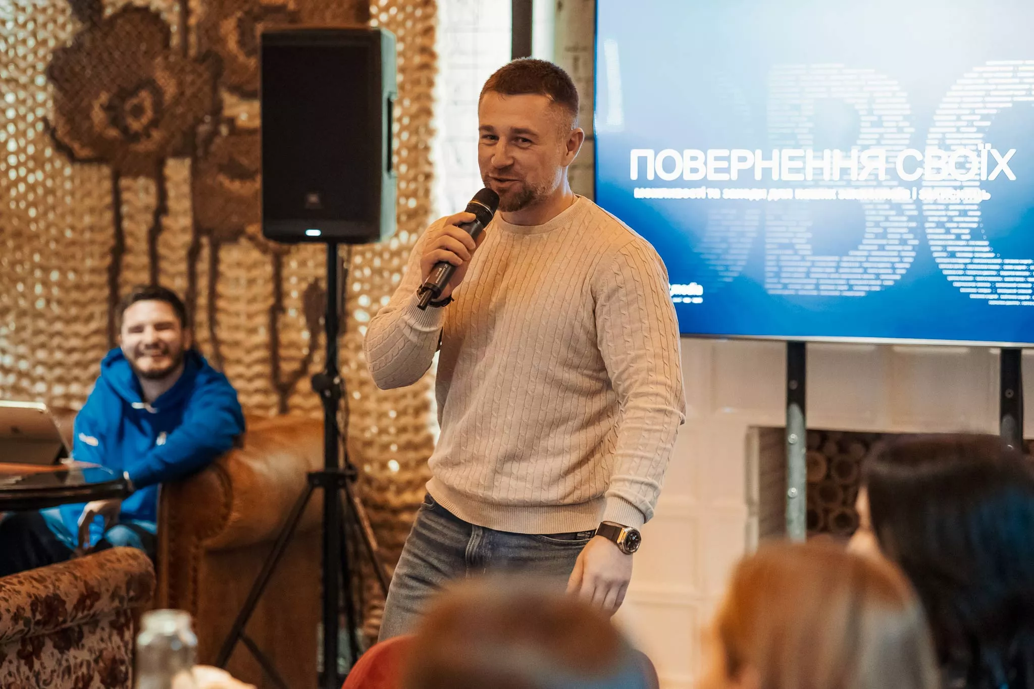 Повернення своїх: Ведучий ICTV2 Олександр Швачка зустрівся з ветеранами, які працюють у Starlight Media