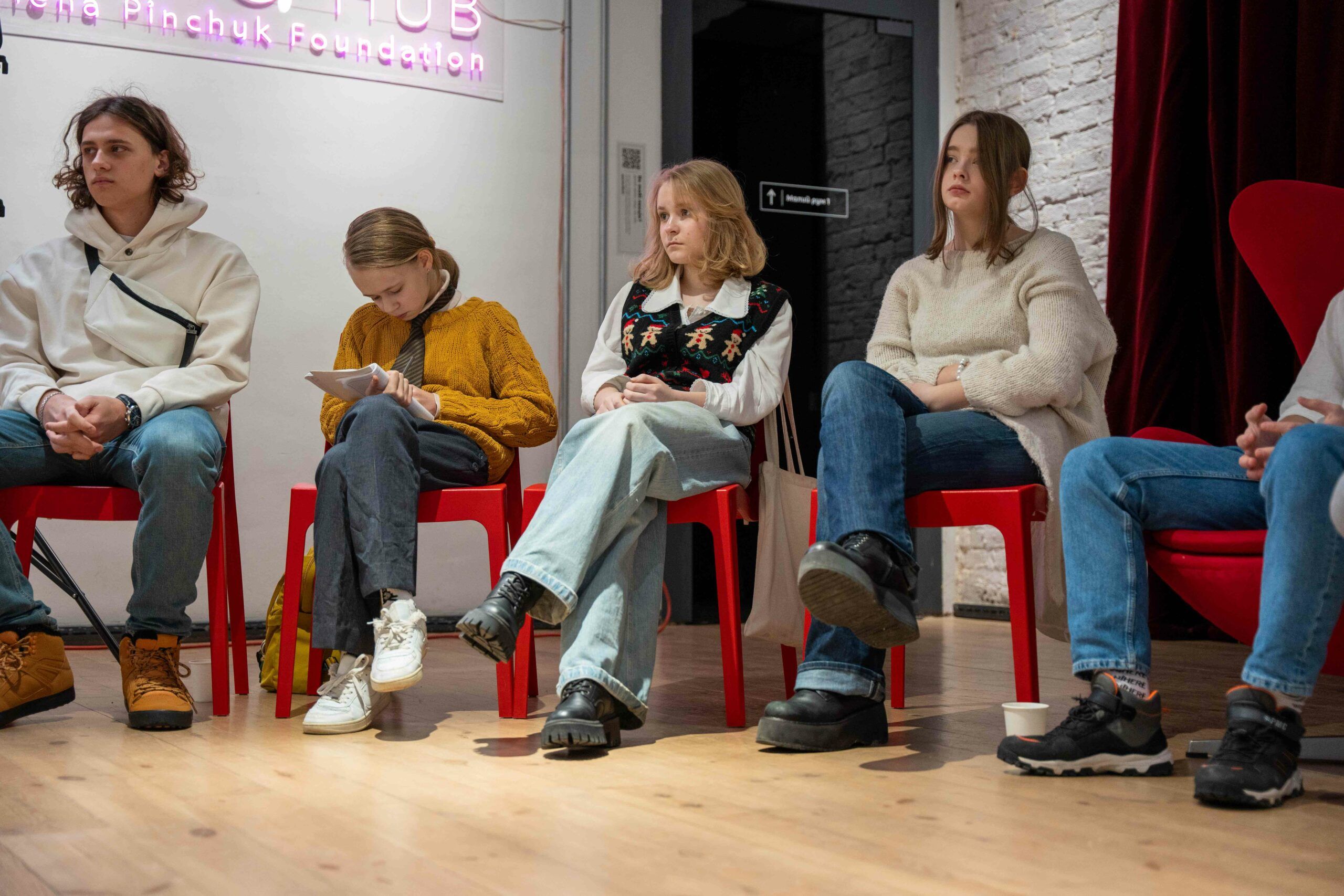 Як одягати презерватив та як дивитись порно: в Dialog Hub пройде серія безкоштовних лекцій із сексуальної освіти для підлітків