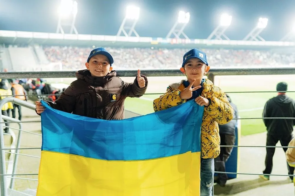 Діти військових, які проходять реабілітацію в центрах RECOVERY, вивели збірні України й Азербайджану на матч у Кракові