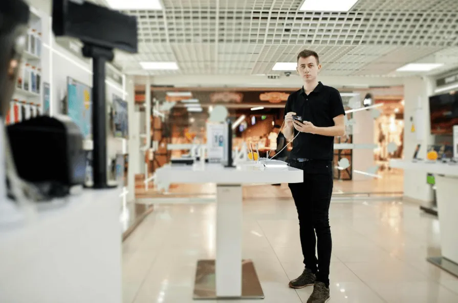 Як не нарватися на підробку Starlink чи дрона: на що дивитись при виборі магазину техніки в Україні
