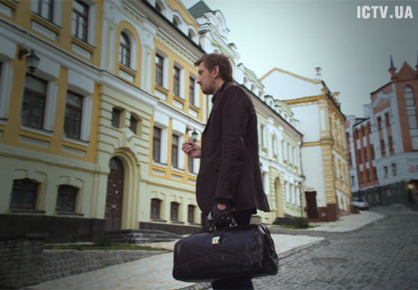 Зовнішній світ для нього &ndash; вікно, в яке він виходить, щоб розплутати чергове злодіяння