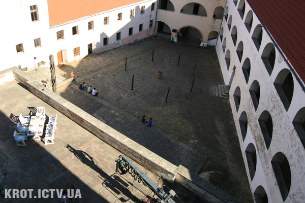 Героев шоу закуют в цепи в старинном замке